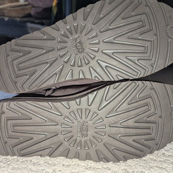 Women's Classic Ugg Short Boots - dark brown, size 8 - Picture 6 of 8